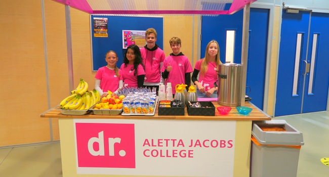 Klas 1 ontvangt Groep 8 tijdens Ontdek Aletta
