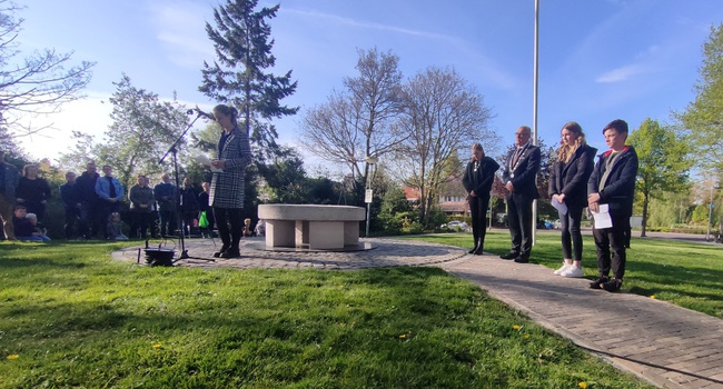 Leerlingen dragen hun steentje bij tijdens Dodenherdenking