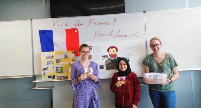 Leerlingen geven een Franse les