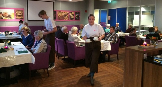 Leerlingen koken voor ouderen