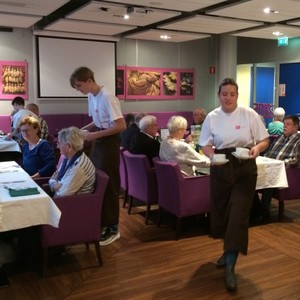 Leerlingen koken voor ouderen