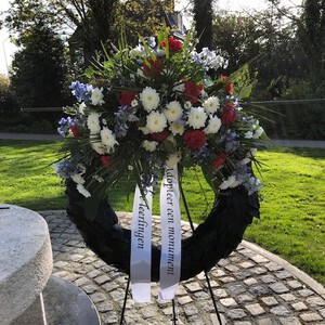 Leerlingen leggen krans op 4 mei