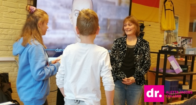 Schrijfster Tanja de Jonge bezoekt mavo 1
