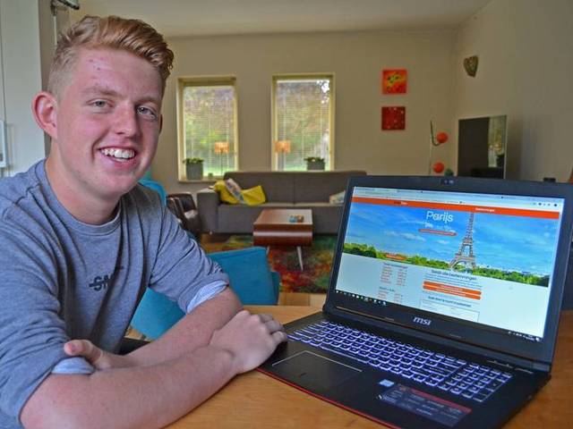Tom timmert aan de weg
